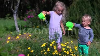 可爱的孩子们兄妹在花园里用小水缸浇花